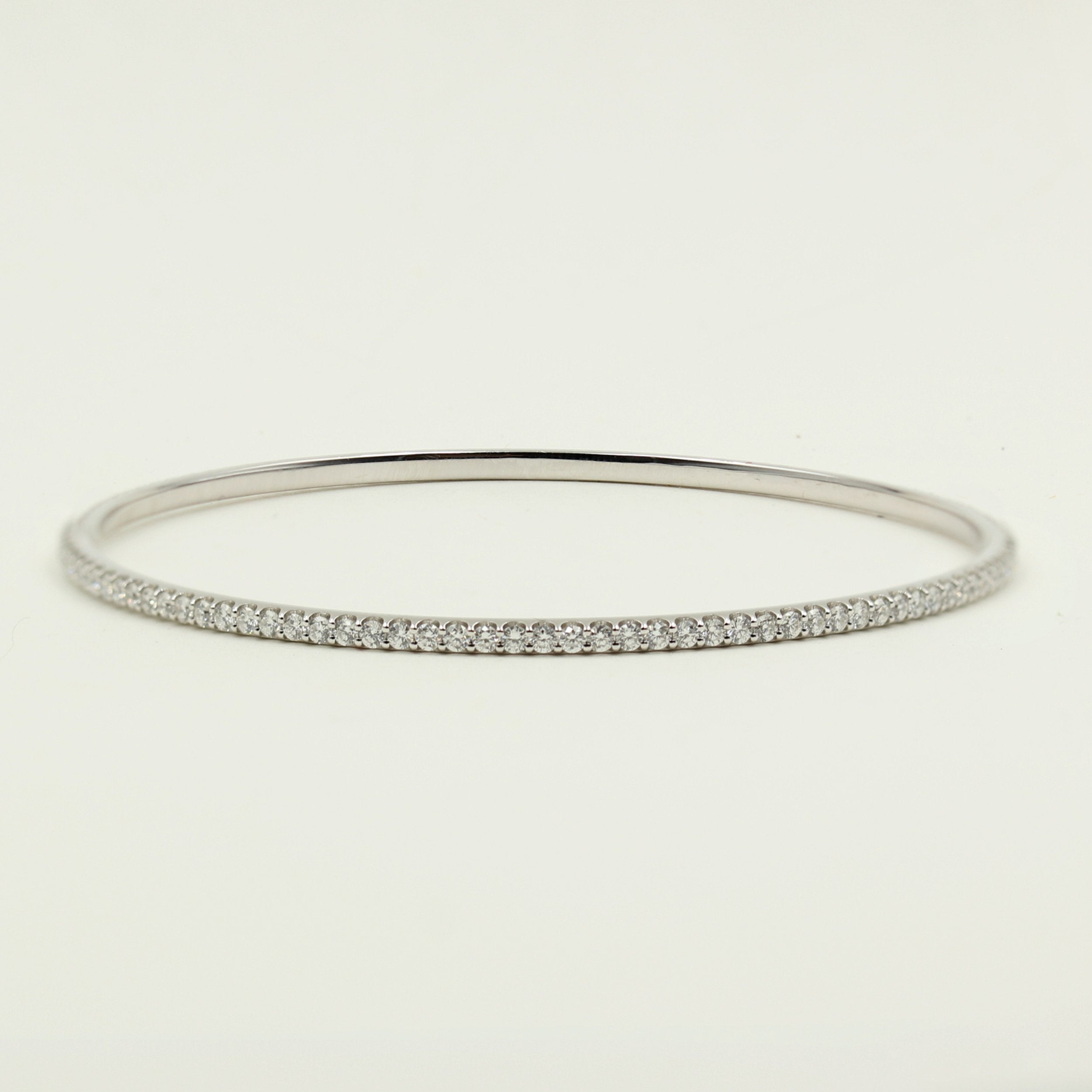 Armring med diamanter hele vejen rundt