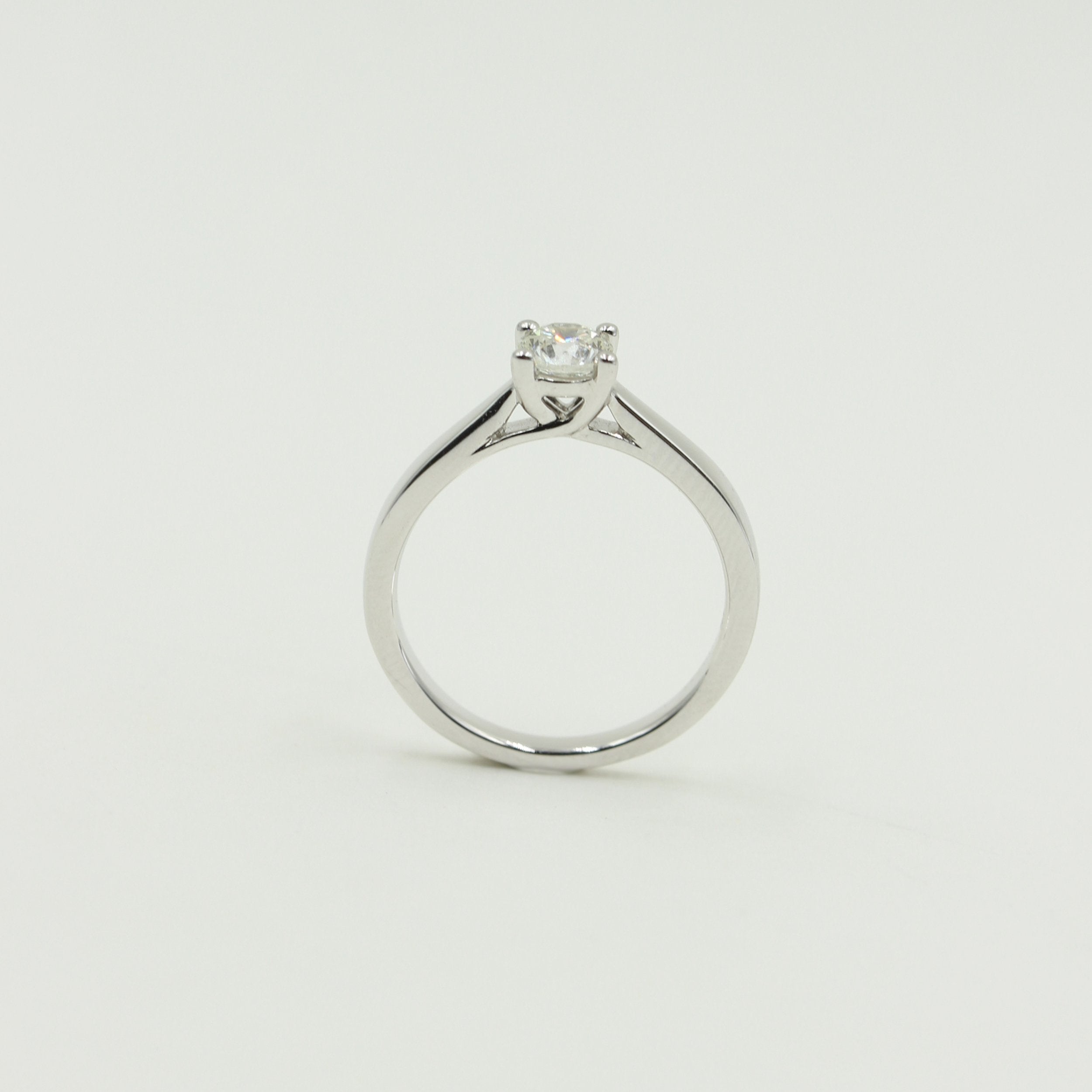 Solitaire ring m. brillant i hvidguld