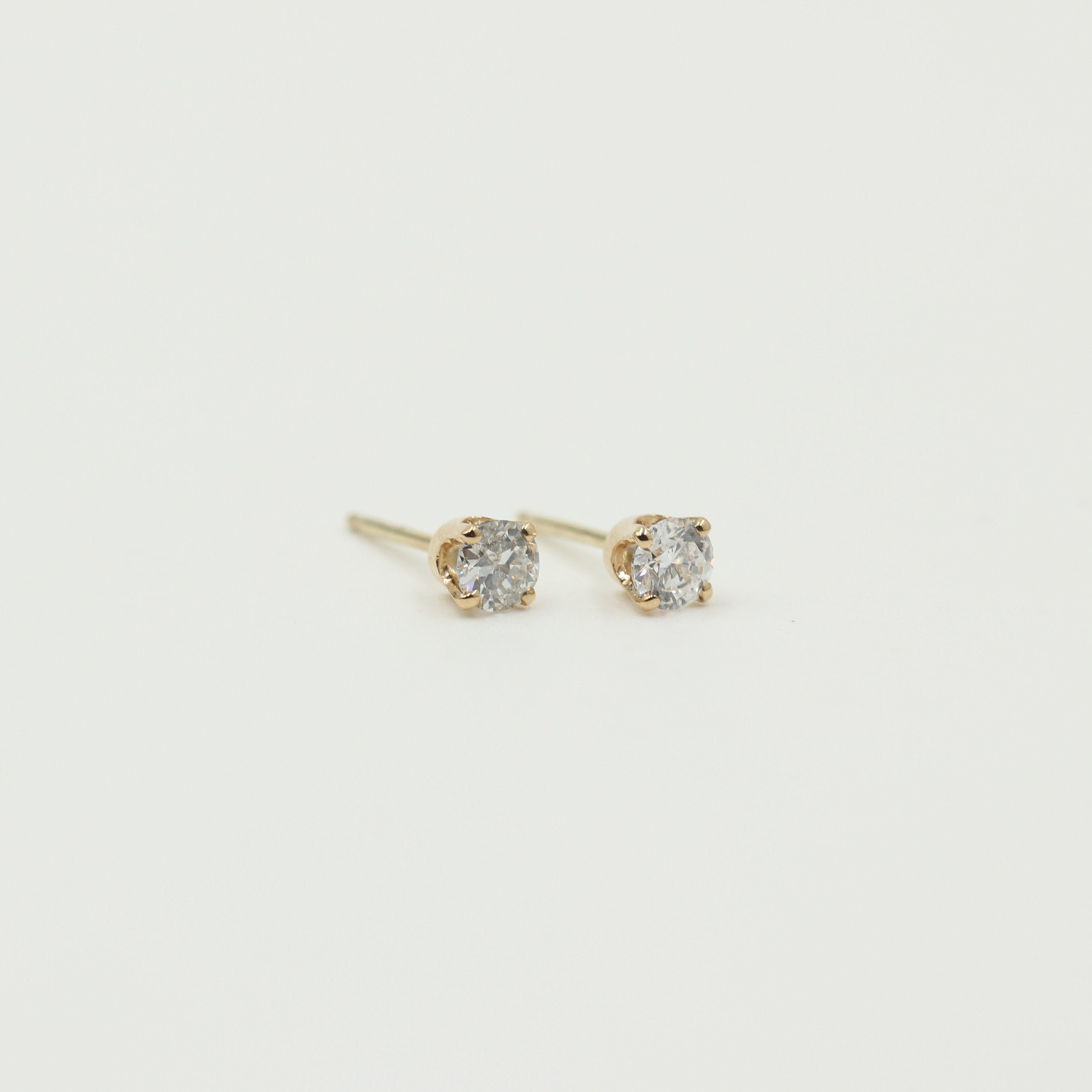 Solitaireørestikker 0,39 ct. H.I1