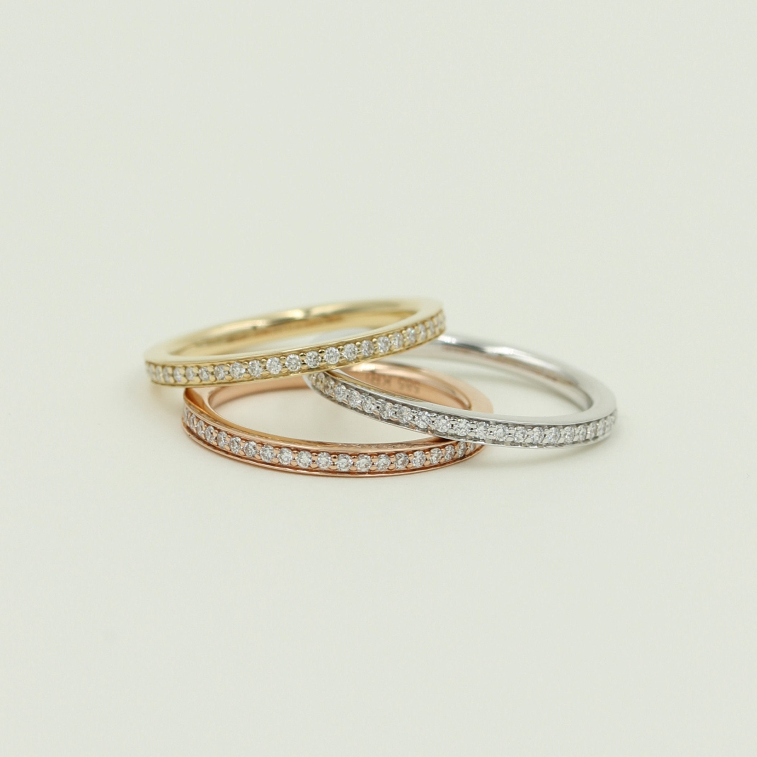 Pavé ring m. brillanter hele vejen rundt