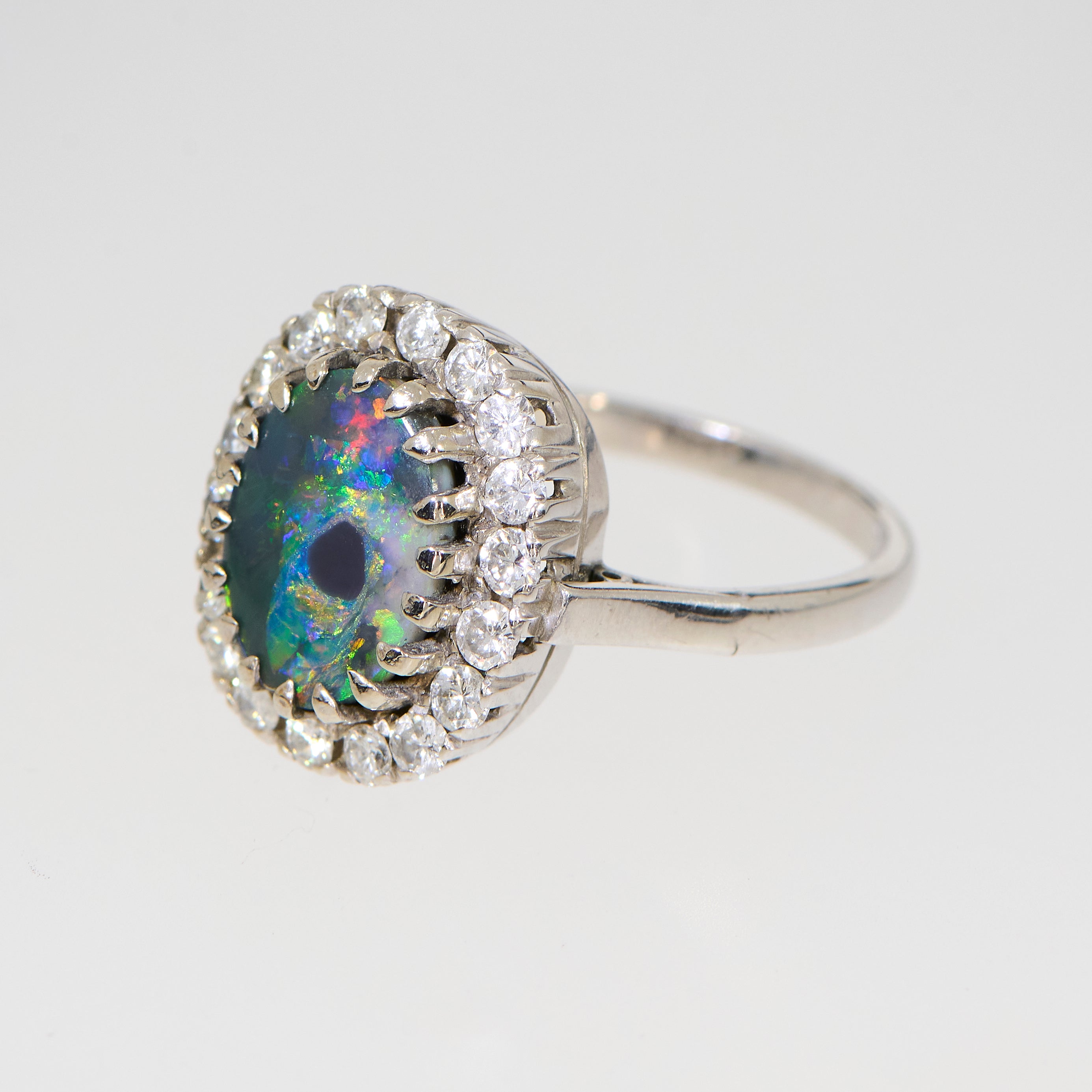 Brugt Opalring i 18kt hvidguld med diamanter