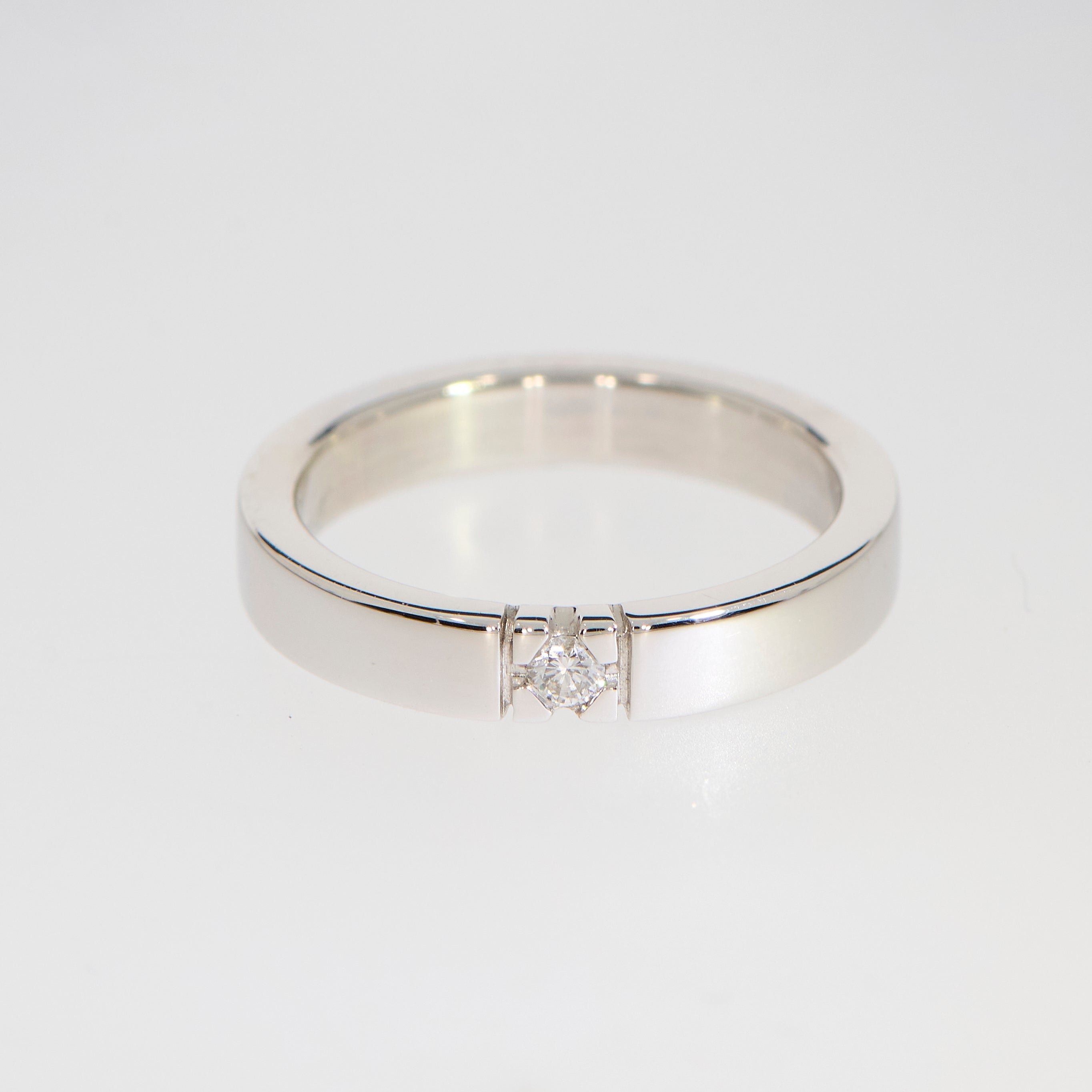 Brugt Alliancering i 14kt hvidguld med en diamant