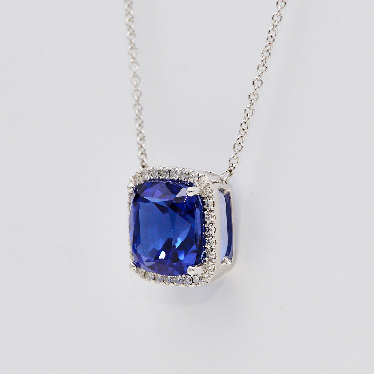 Collier 14kt med 0.31 ct TW-VS og 7.64 ct Tanzanit