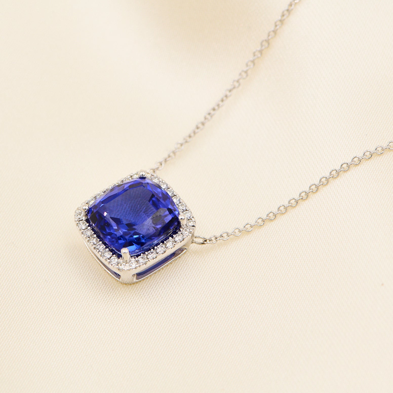 Collier 14kt med 0.31 ct TW-VS og 7.64 ct Tanzanit