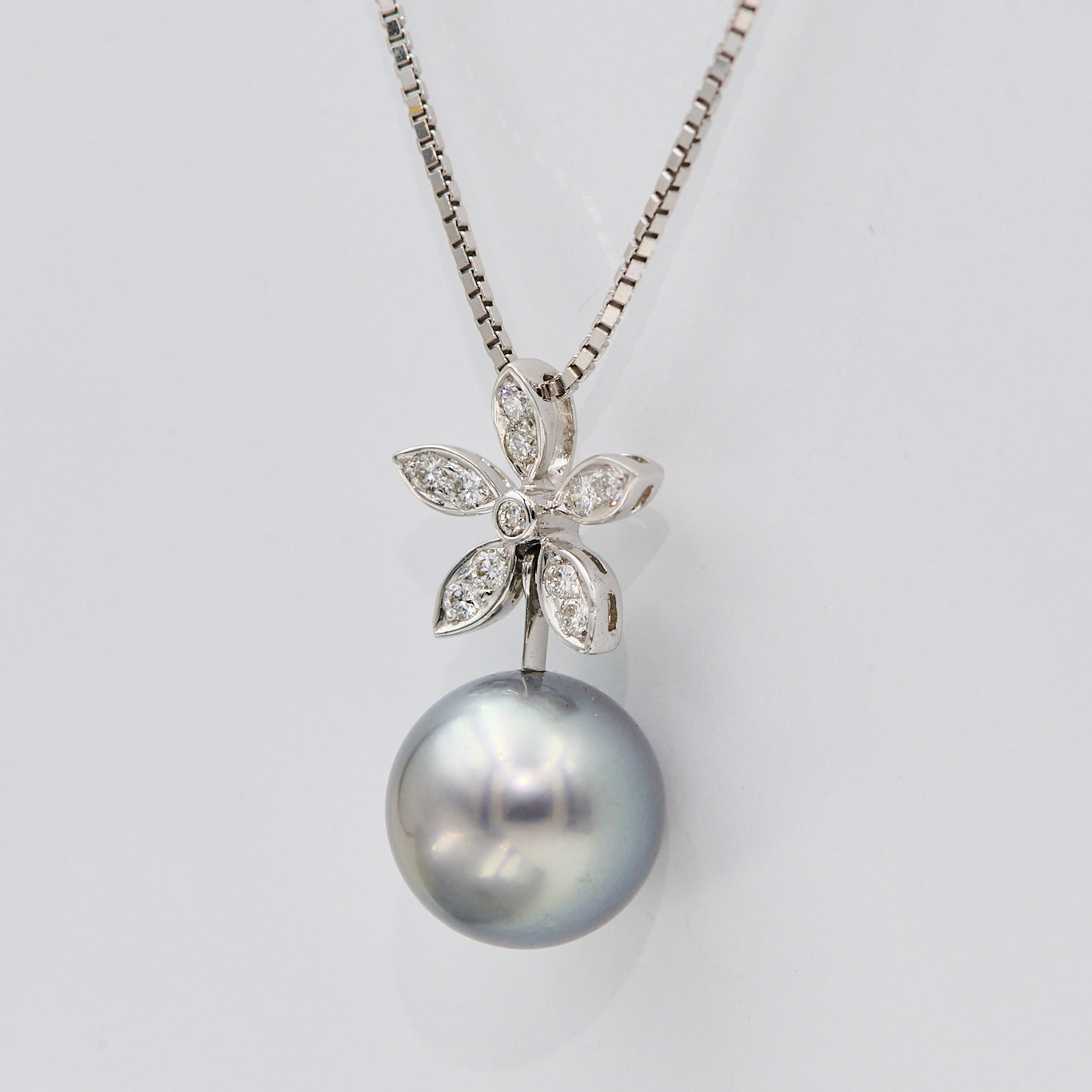 Collier i 14 kt. (Vedhæng i 18 kt.) Hvidguld med Tahiti Kulturperle og Diamanter – 0,18 ct G.VS