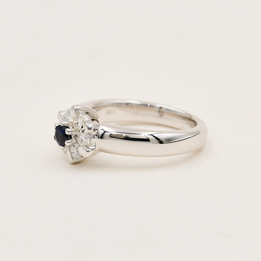 Roset Ring i 14 kt. hvidguld 0,48 ct. W.SI med Safir