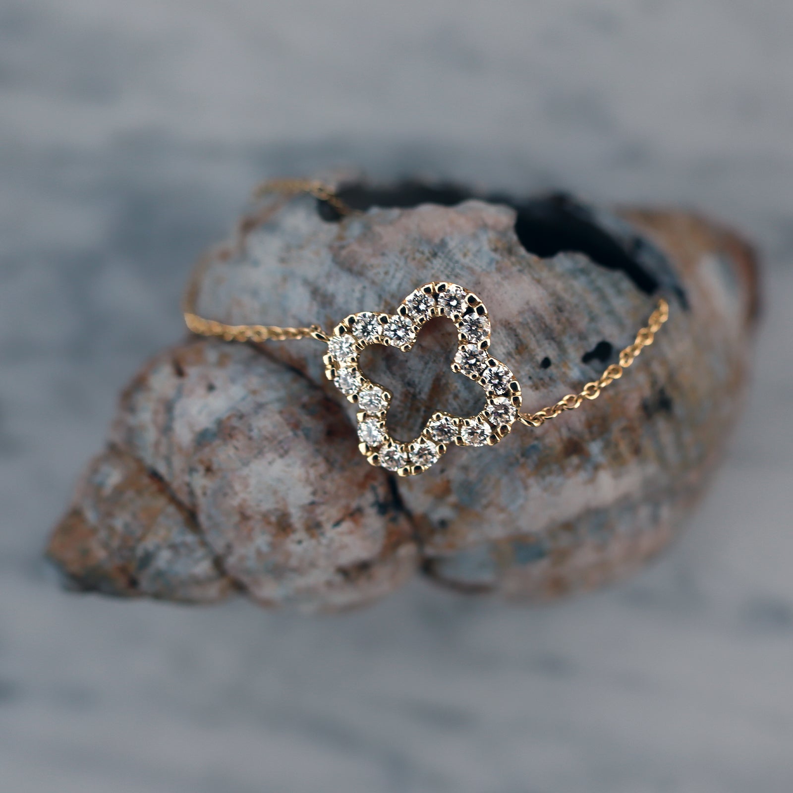 Armbånd i 9 kt. guld eller hvidguld med diamanter