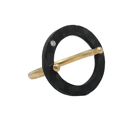 Brugt ring i 14kt gulguld med carbon og diamant