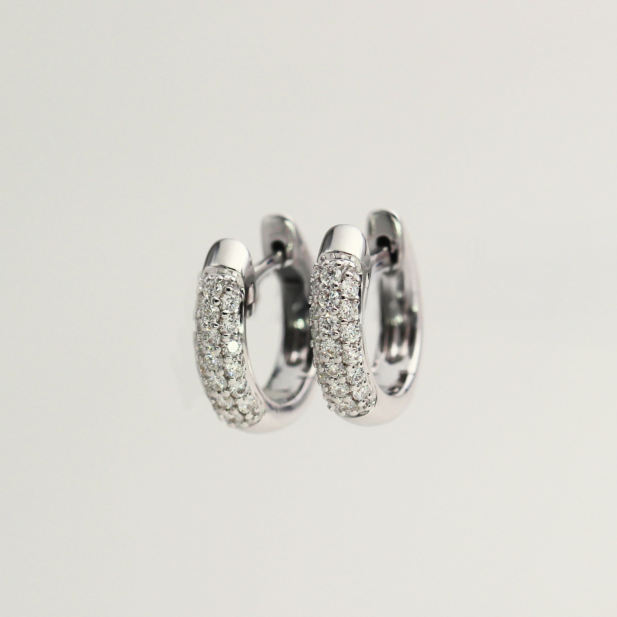 Hoops i 14 kt. hvidguld eller guld med 0,32 ct. W.SI diamanter