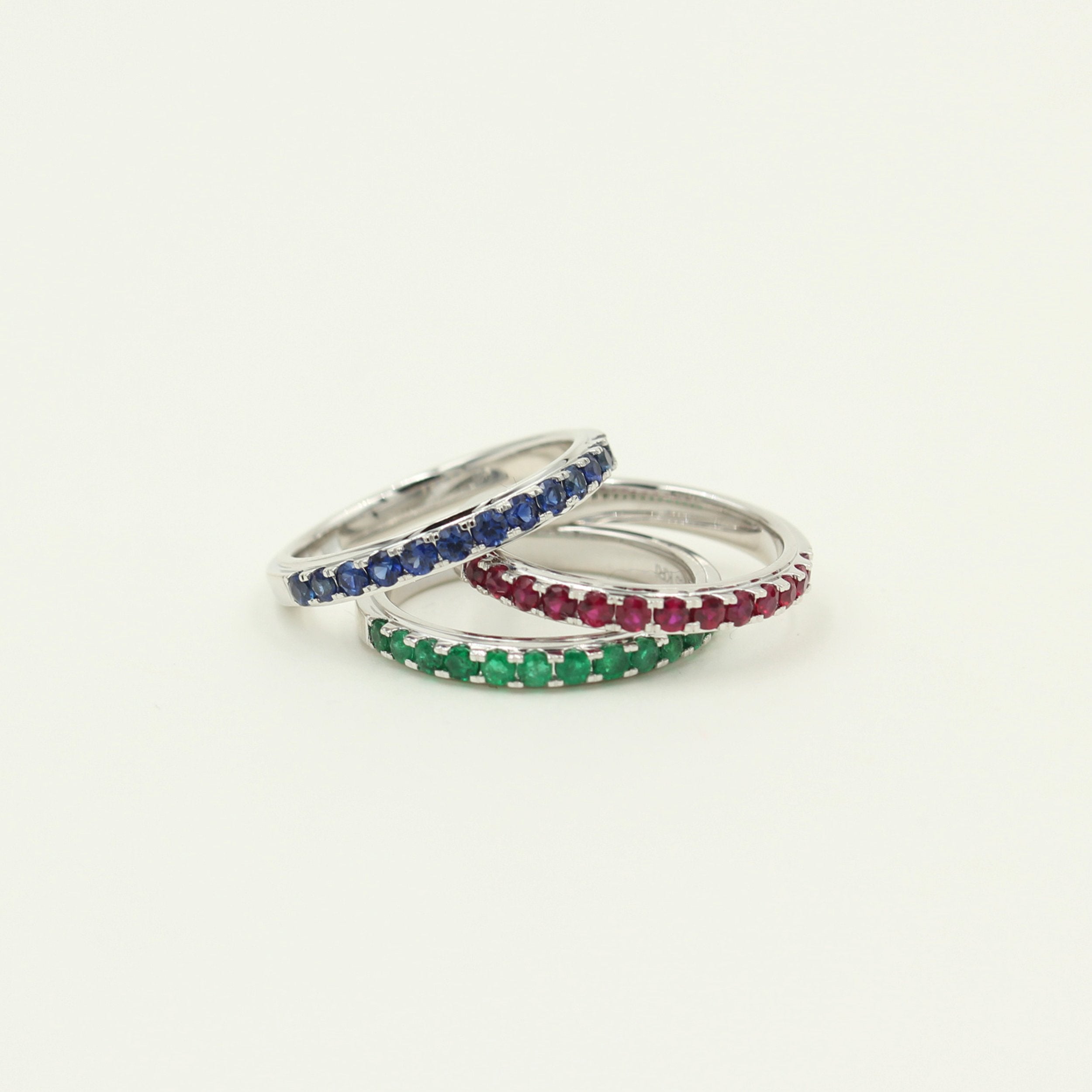 Smalle Ringe i hvidguld med rubiner, safirer eller smaragder