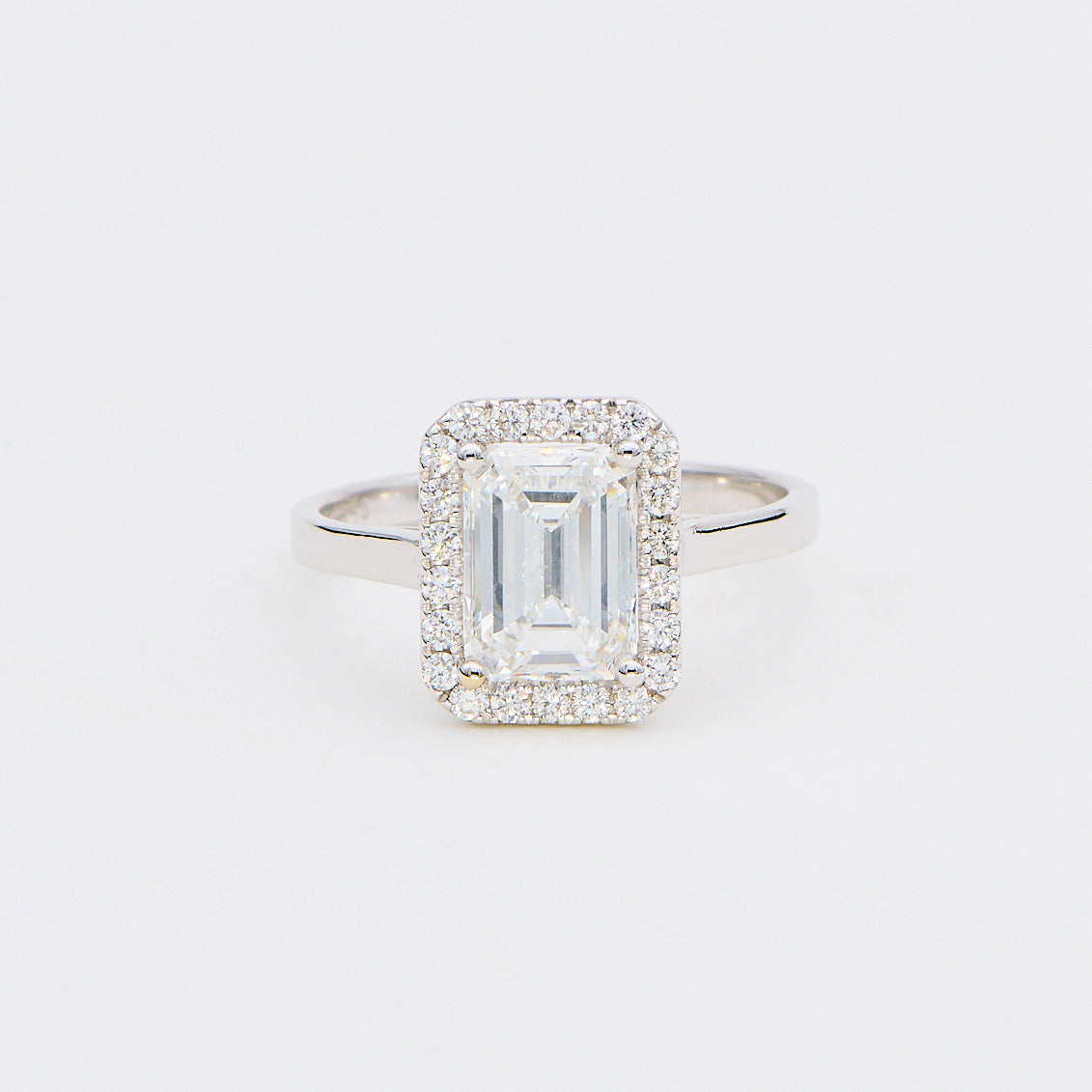 18 kt. hvidguldsring 1,79ct F-VS2 emeraldcut