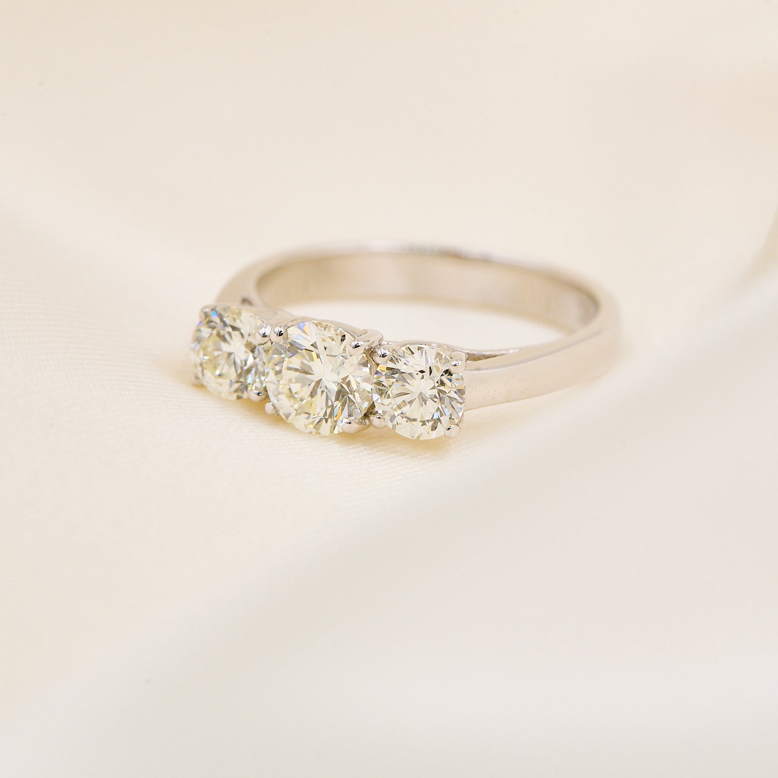 3-stens ring i 14 kt. hvidguld 1.94 ct - L.VVS1 - K.VS2/SI2