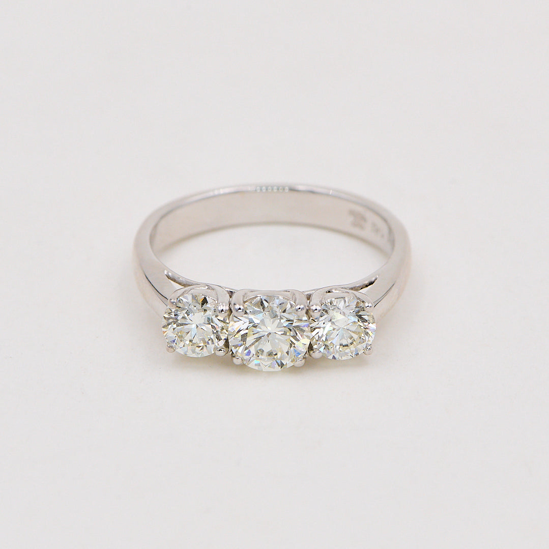 3-stens ring i 14 kt. hvidguld 1.94 ct - L.VVS1 - K.VS2/SI2