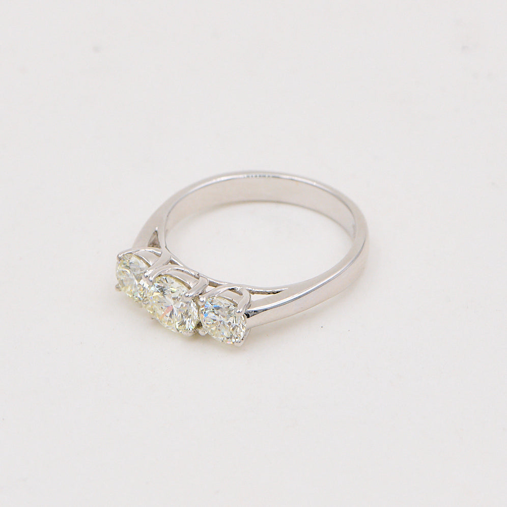 3-stens ring i 14 kt. hvidguld 1.94 ct - L.VVS1 - K.VS2/SI2