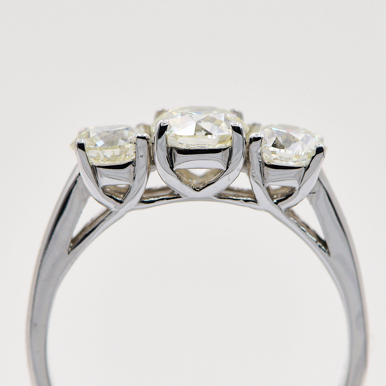 3-stens ring i 14 kt. hvidguld 1.94 ct - L.VVS1 - K.VS2/SI2
