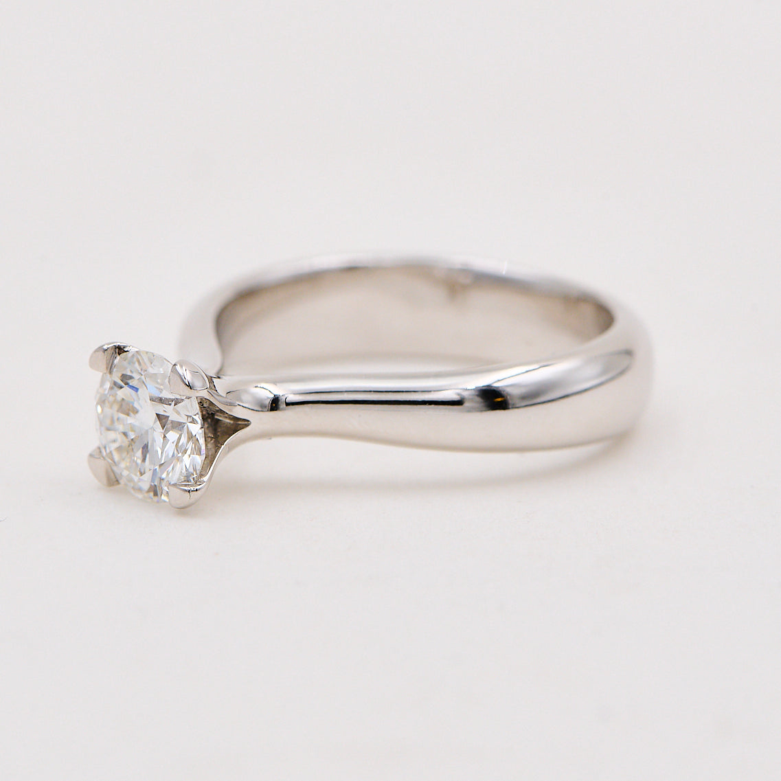 Solitairering i 18 kt. guld med 1,06 ct. F.SI2