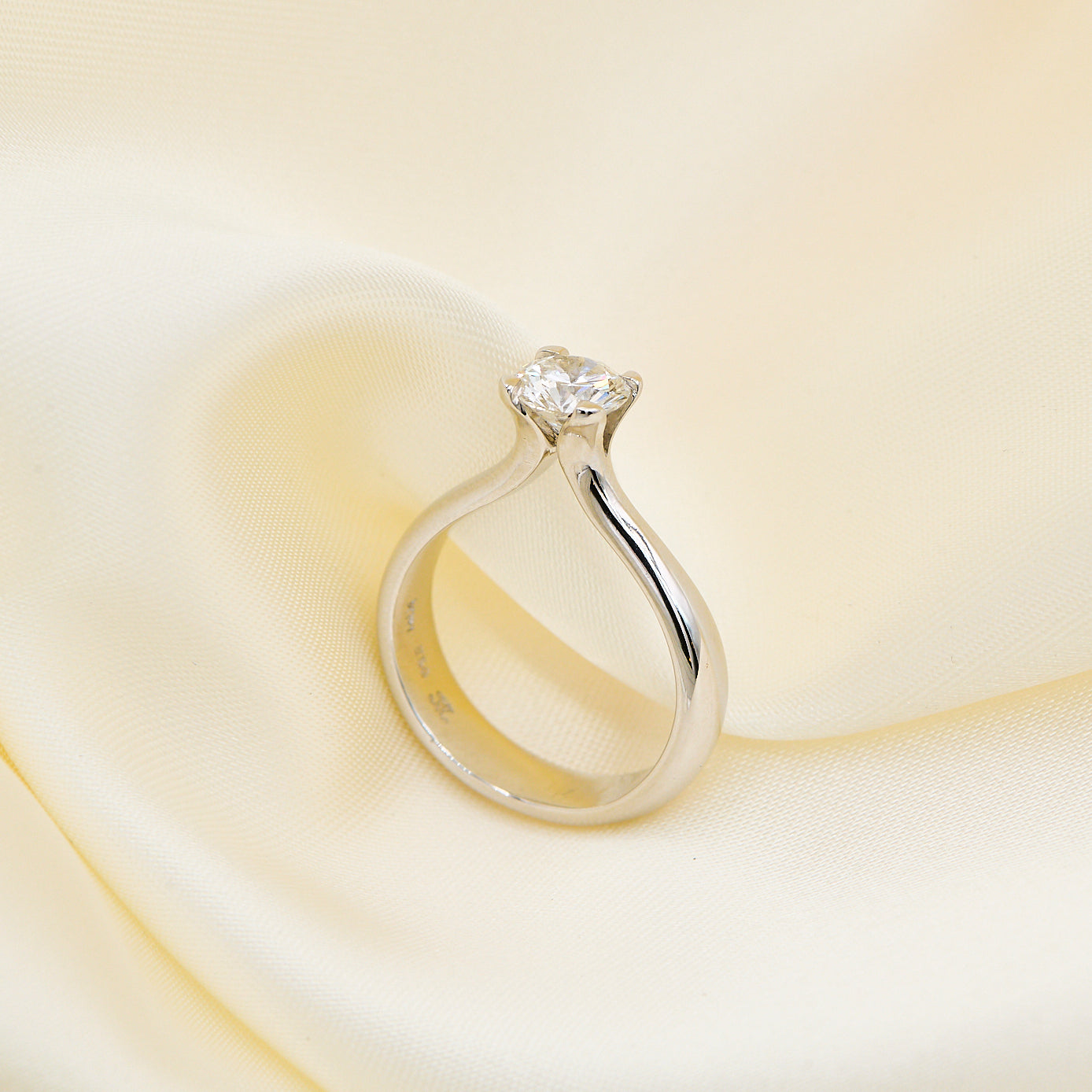 Solitairering i 18 kt. guld med 1,06 ct. F.SI2