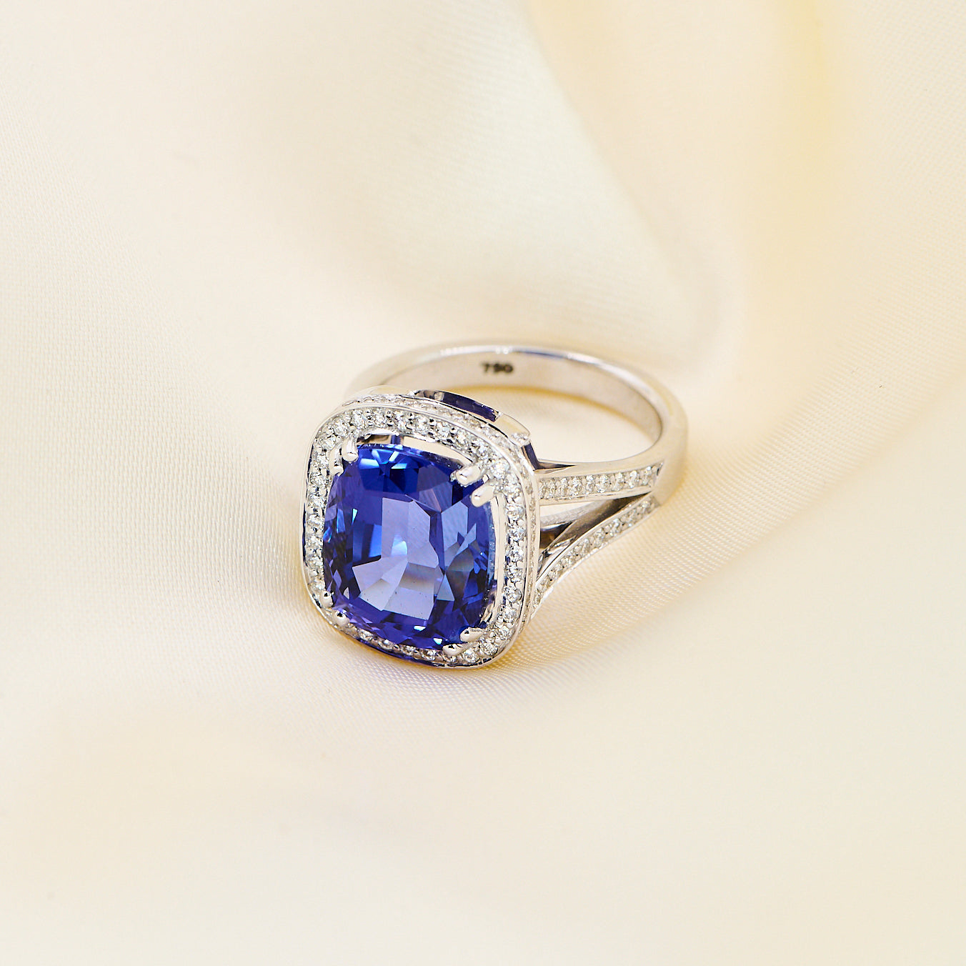 Rosetring i 14 kt. hvidguld 0,54 ct. TW.VS, 11,01 ct. Tanzanit