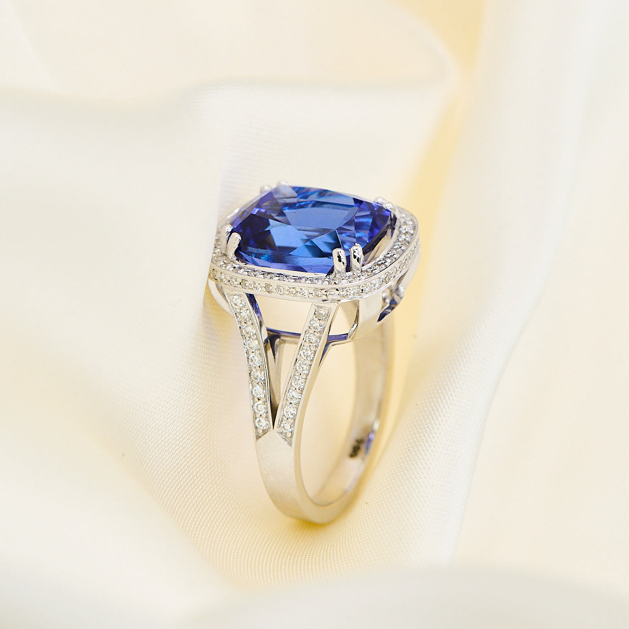 Rosetring i 14 kt. hvidguld 0,54 ct. TW.VS, 11,01 ct. Tanzanit
