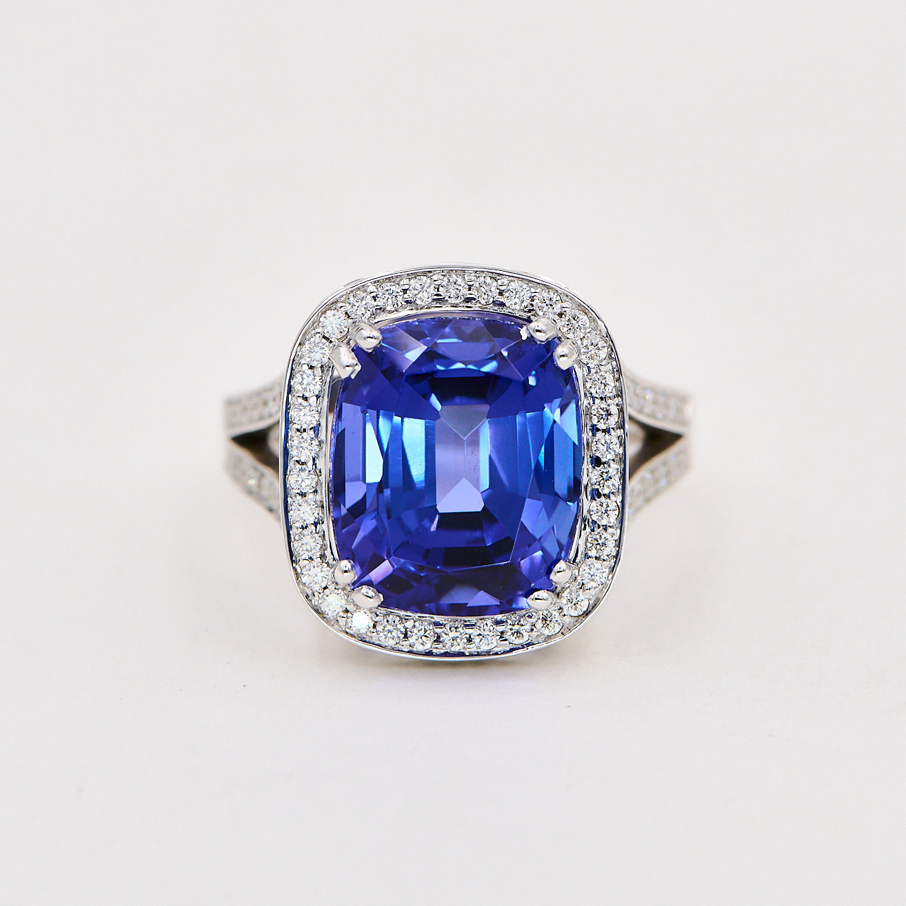 Rosetring i 14 kt. hvidguld 0,54 ct. TW.VS, 11,01 ct. Tanzanit