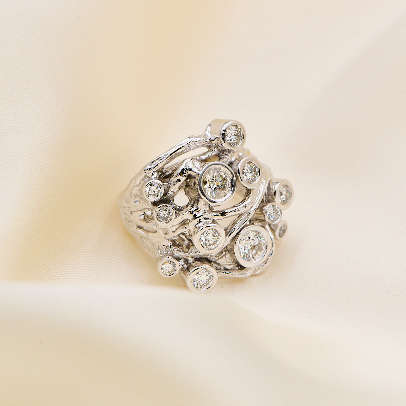 Ring i 14 kt. hvidguld med 1,93 ct. farvede diamanter