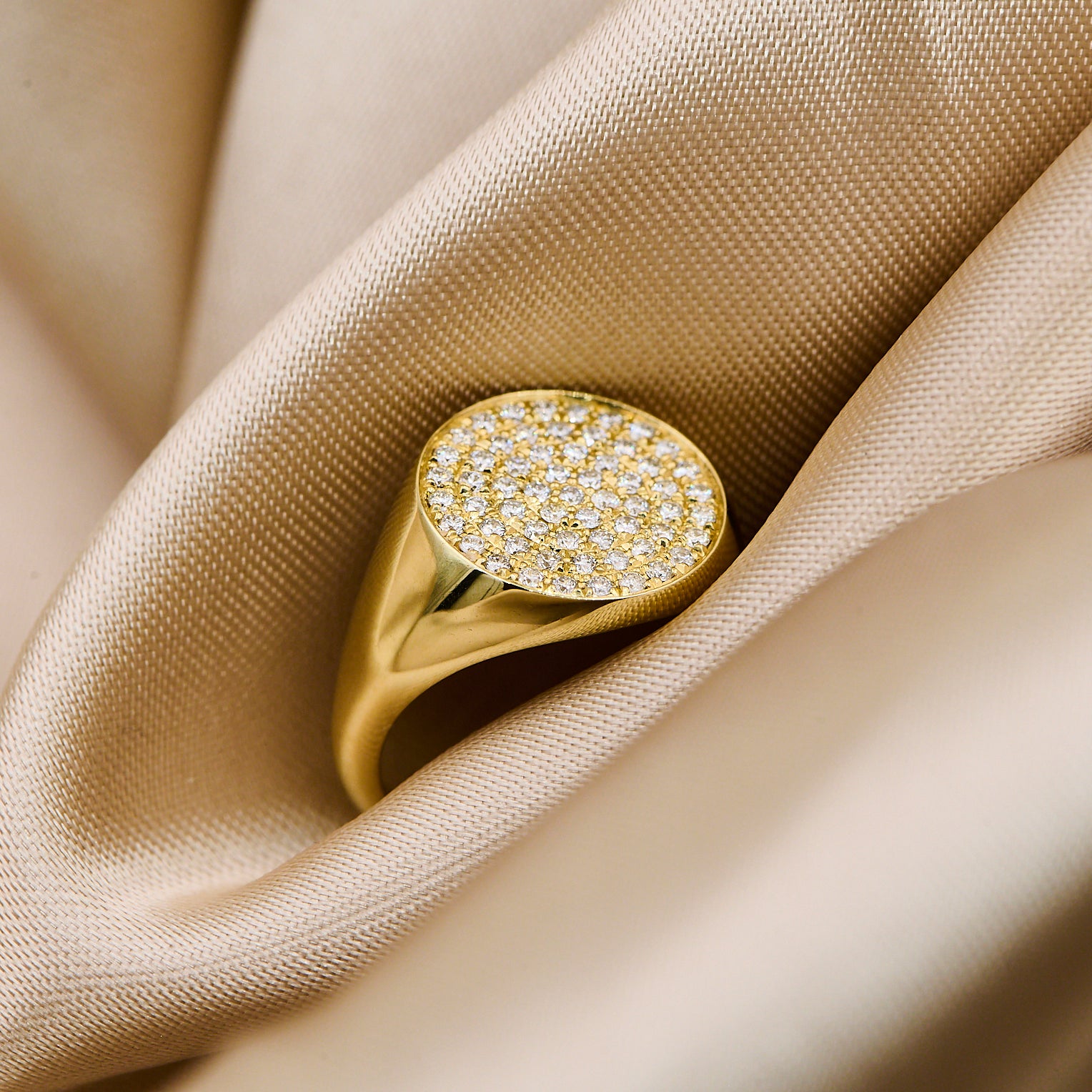 Massiv Signetring i 14 kt. guld med fuldpavéret top, i alt 0,49 ct. TW.SI diamanter