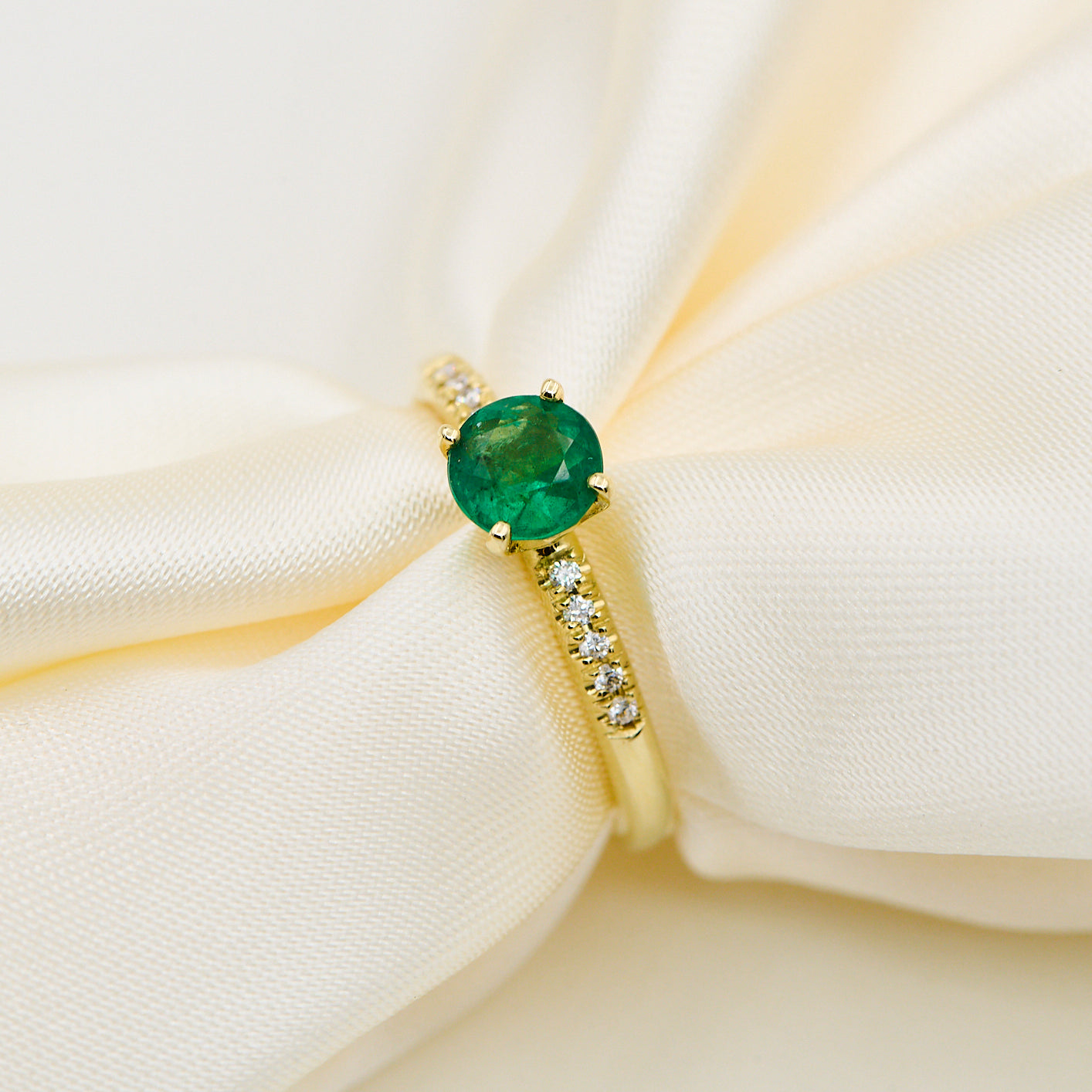 Smaragdring i 14 kt. guld med 0,08 ct. TW.VS diamanter, 0,70 ct. smaragd