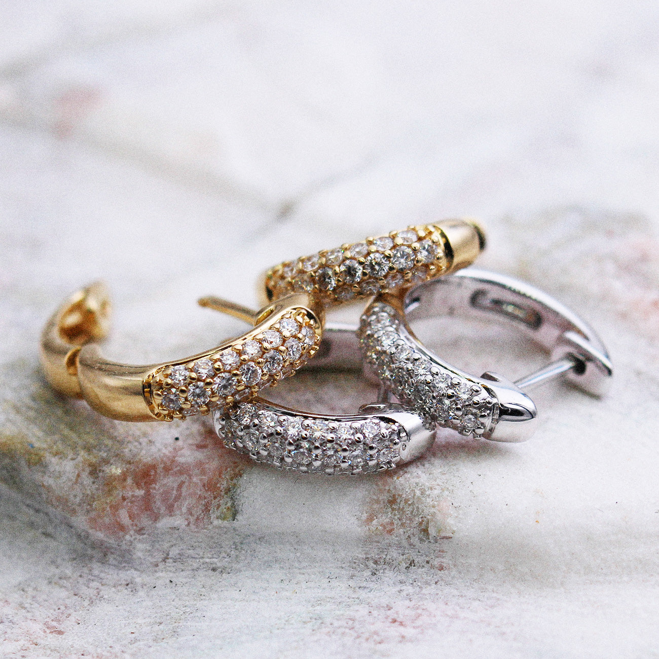 Hoops i 14 kt. hvidguld eller guld med 0,32 ct. W.SI diamanter