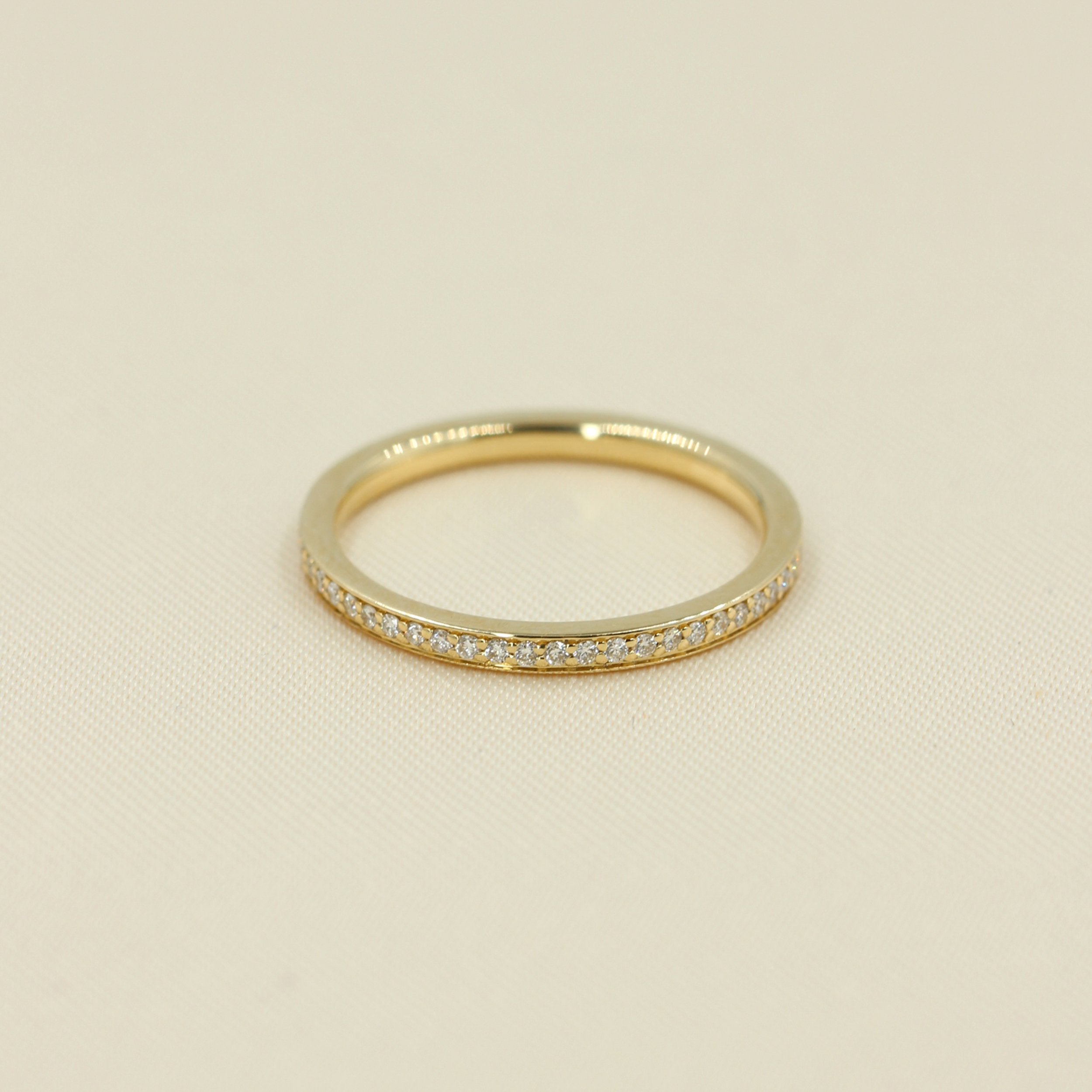 Pavé ring m. brillanter hele vejen rundt