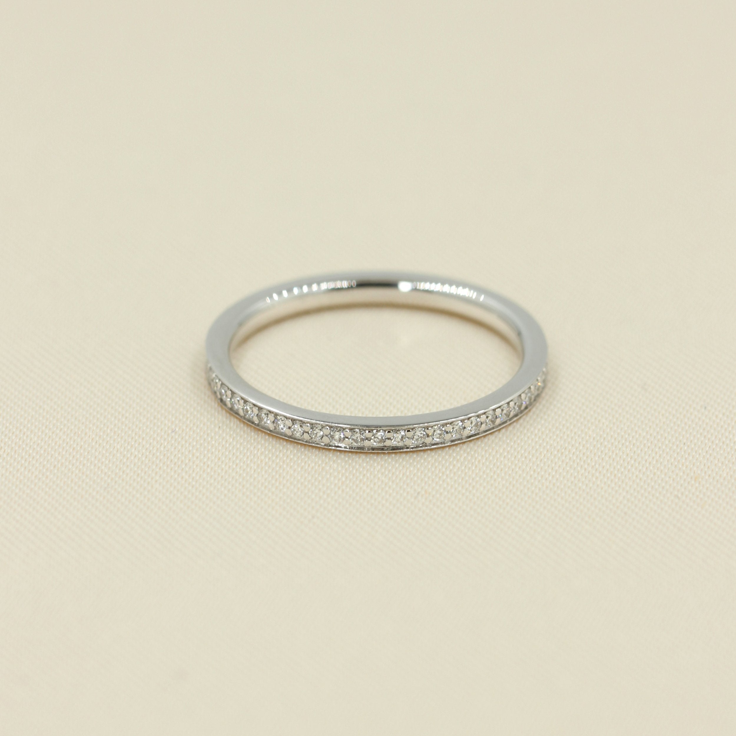 Pavé ring m. brillanter hele vejen rundt