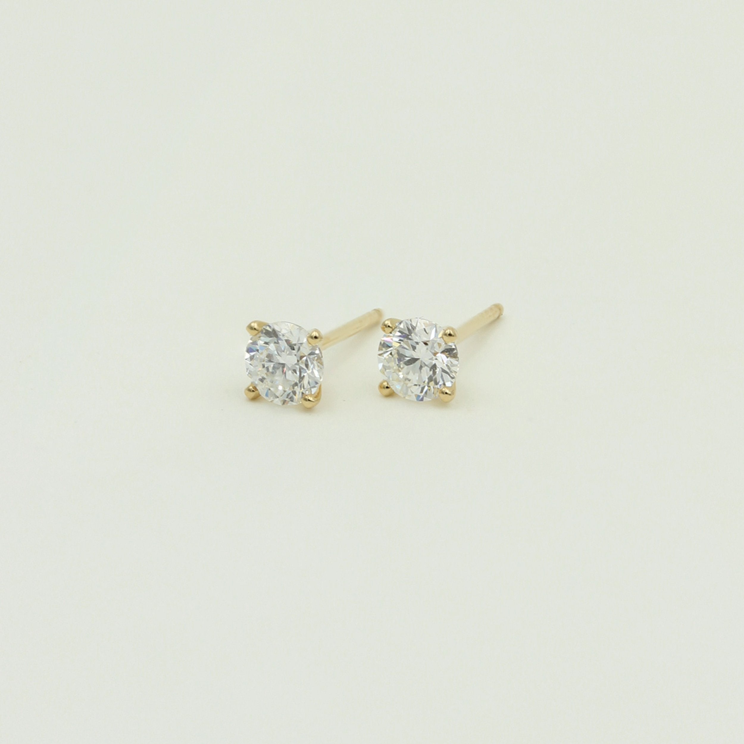 Solitaireørestikker 1,5 ct. guld eller hvidguld