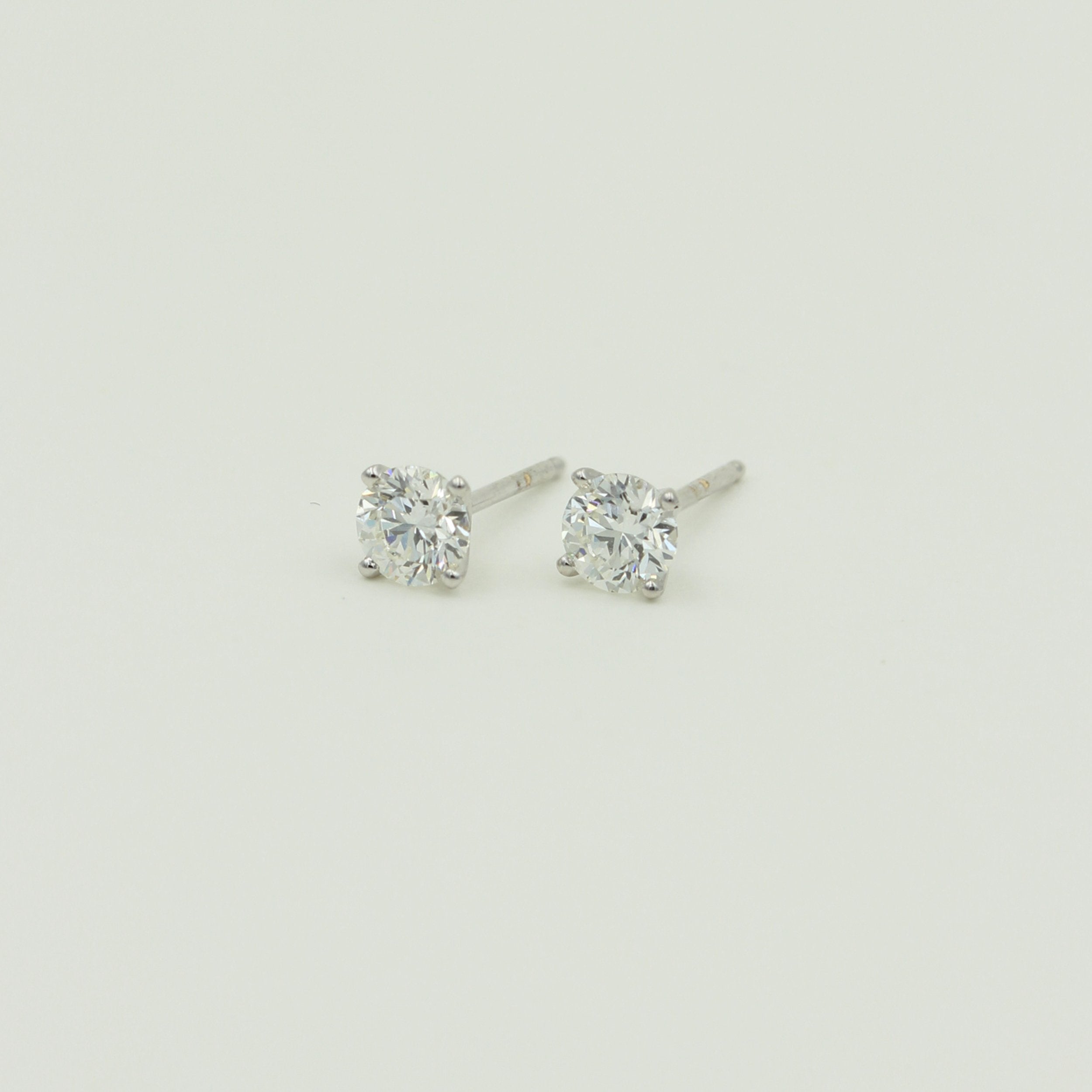 Solitaireørestikker 1,5 ct. guld eller hvidguld