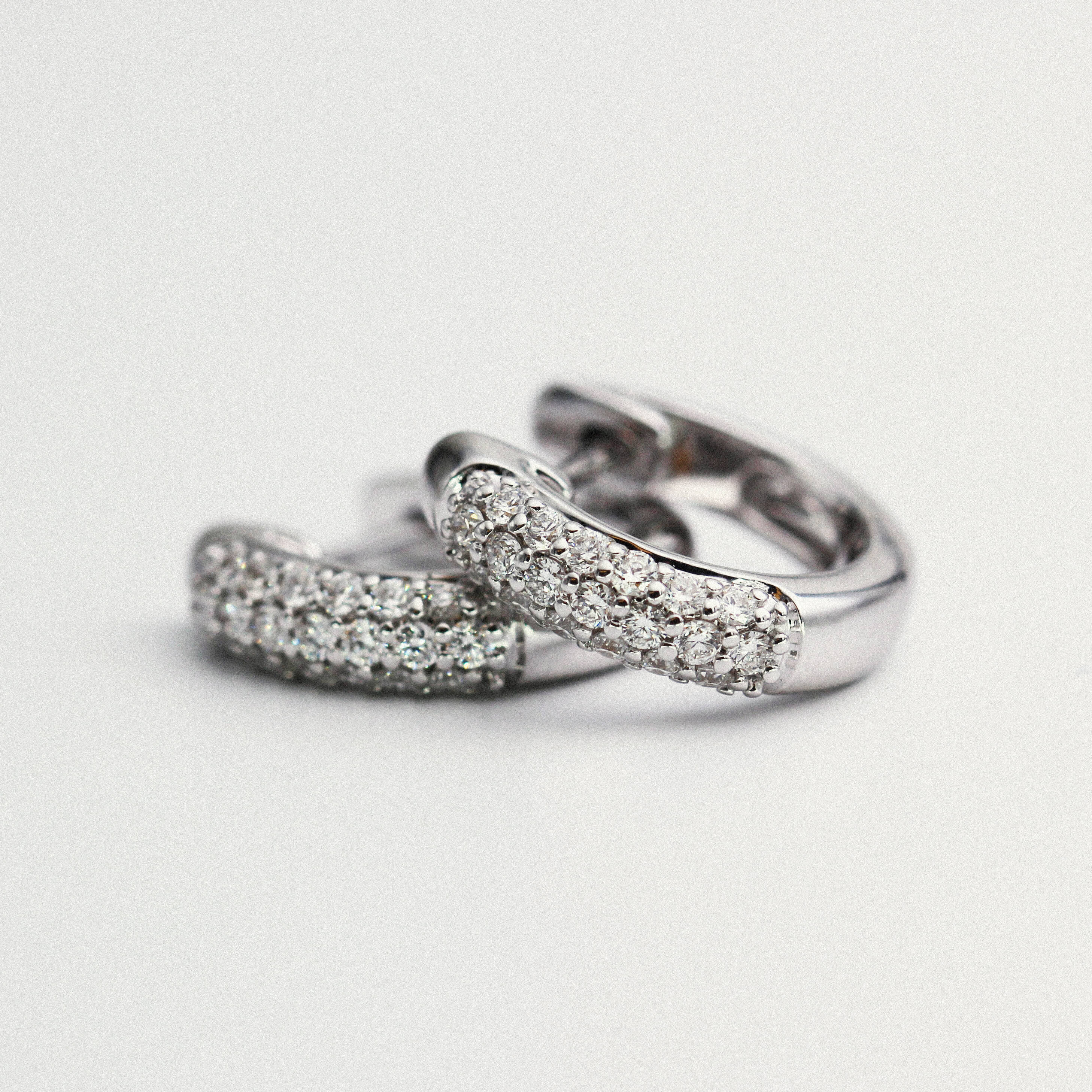Hoops i 14 kt. hvidguld eller guld med 0,32 ct. W.SI diamanter