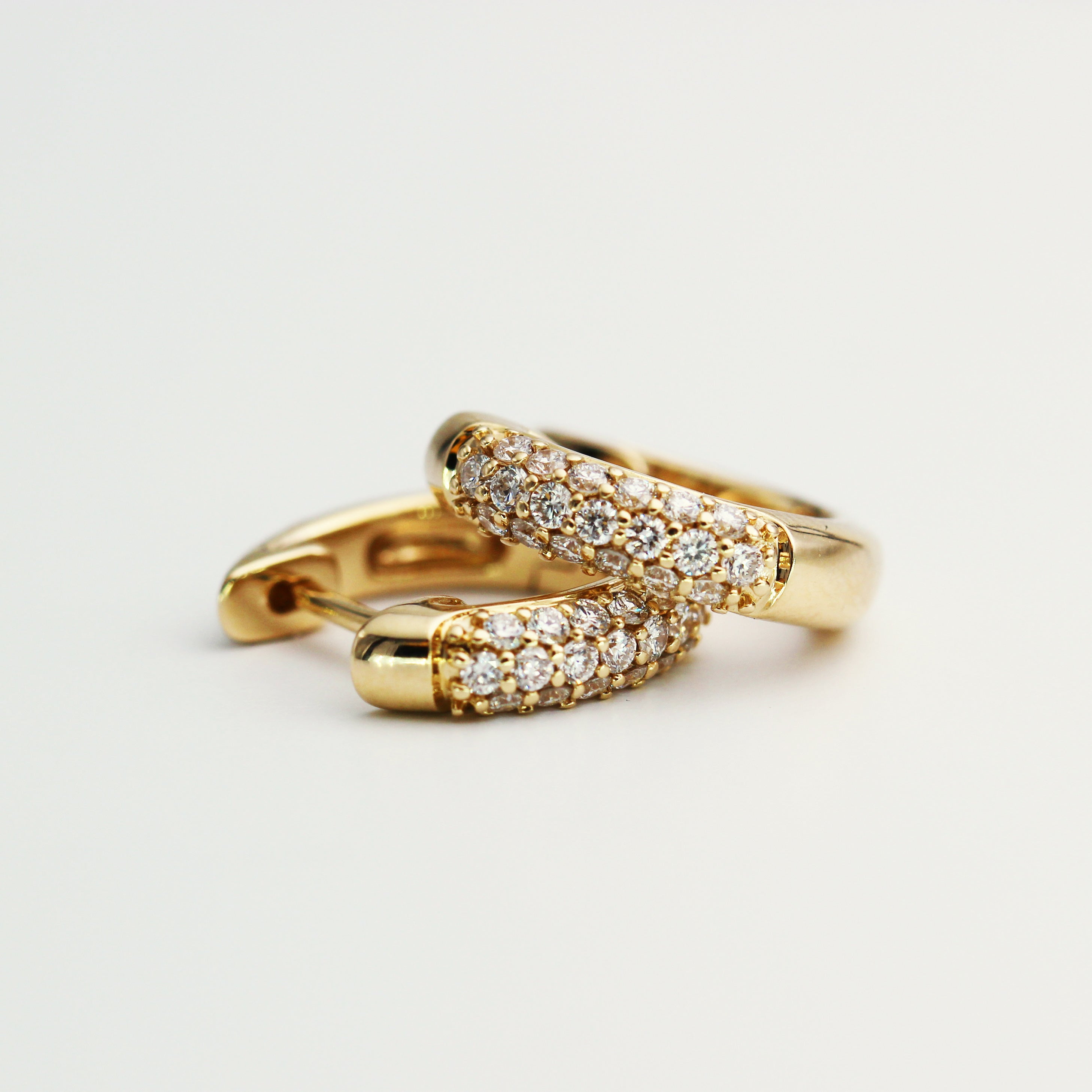Hoops i 14 kt. hvidguld eller guld med 0,32 ct. W.SI diamanter