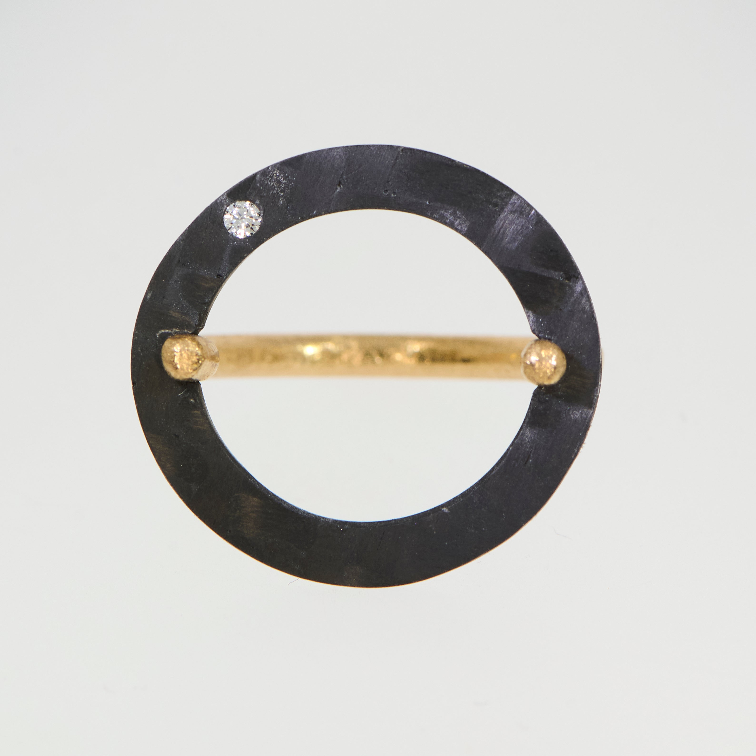 Brugt ring i 14kt gulguld med carbon og diamant
