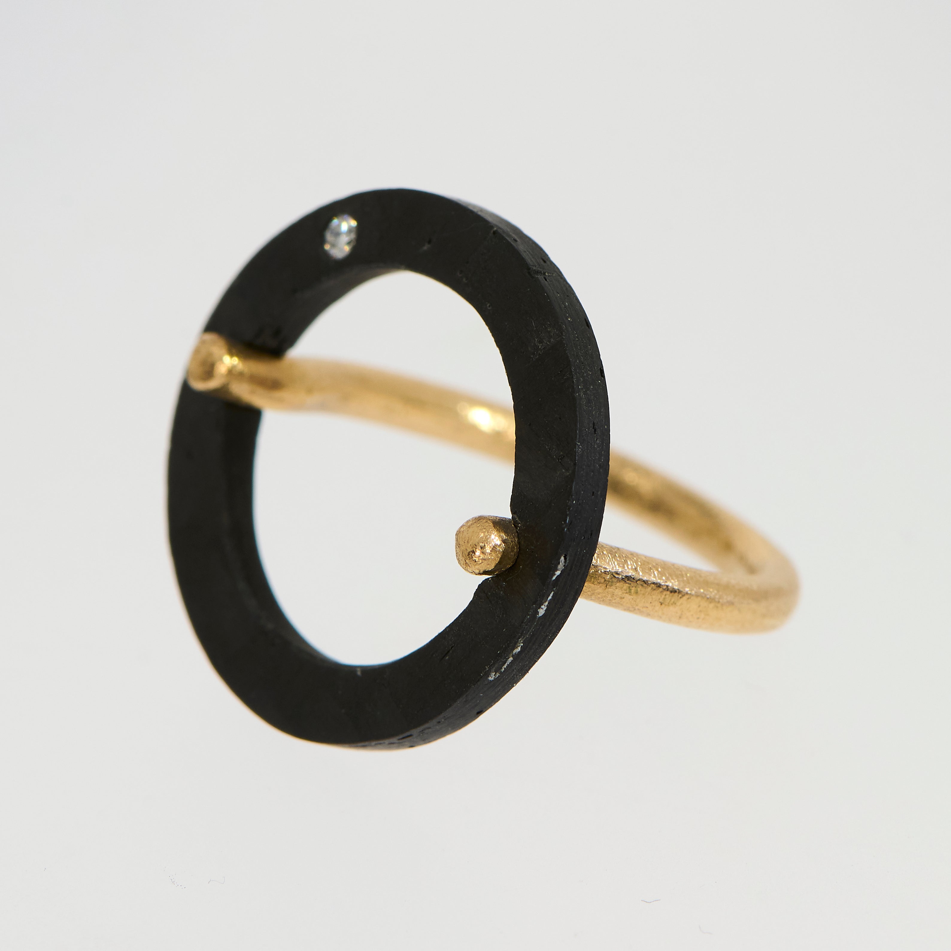 Brugt ring i 14kt gulguld med carbon og diamant
