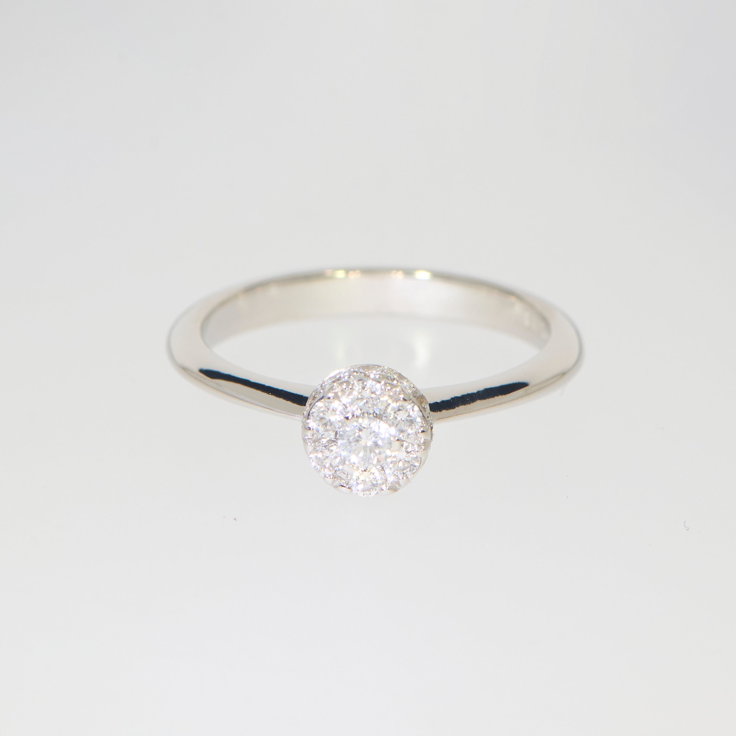 Brugt ring i 18kt hvidguld med diamanter