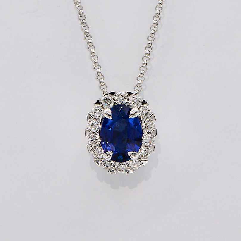 Collier i 14 kt. Hvidguld med Rosetvedhæng, 0,21 ct. TW.SI Brillanter og 0,75 ct. Blå Safir