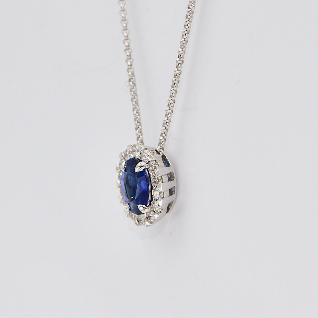 Collier i 14 kt. Hvidguld med Rosetvedhæng, 0,21 ct. TW.SI Brillanter og 0,75 ct. Blå Safir