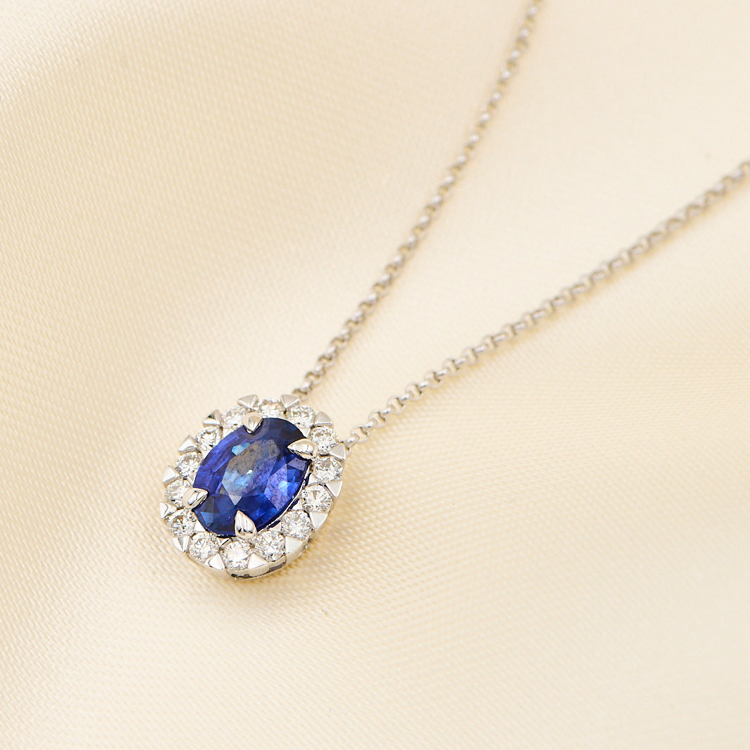 Collier i 14 kt. Hvidguld med Rosetvedhæng, 0,21 ct. TW.SI Brillanter og 0,75 ct. Blå Safir