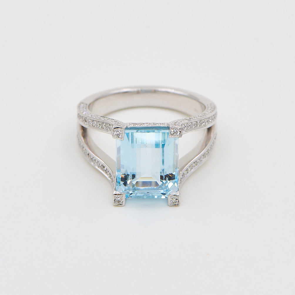 Solitairering med Emerald Cut Akvamarin i 18 kt. hvidguld 5,92 ct. Akvamarin og 0,69 ct. TW.VS diamanter