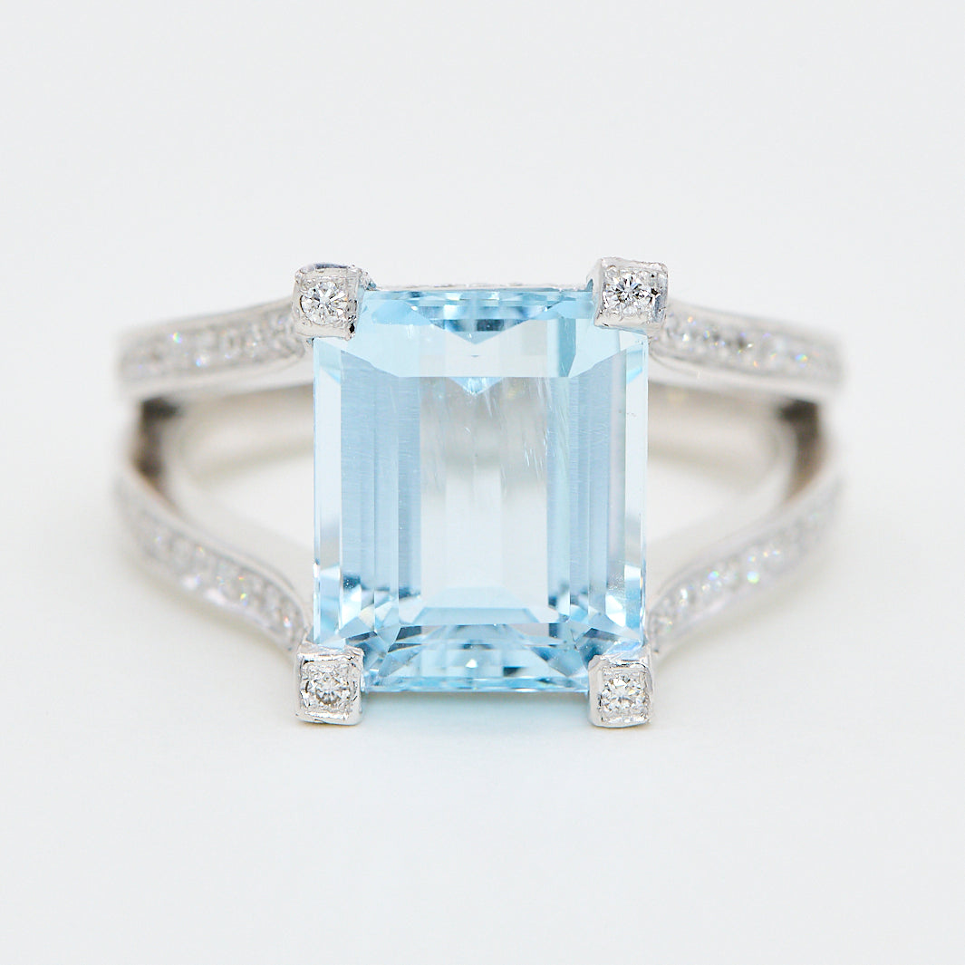 Solitairering med Emerald Cut Akvamarin i 18 kt. hvidguld 5,92 ct. Akvamarin og 0,69 ct. TW.VS diamanter