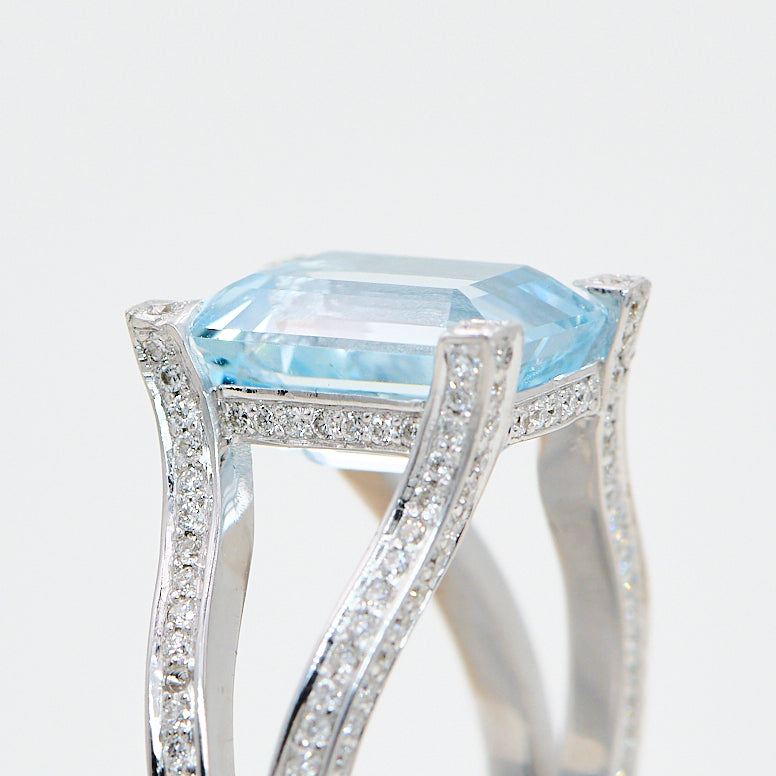 Solitairering med Emerald Cut Akvamarin i 18 kt. hvidguld 5,92 ct. Akvamarin og 0,69 ct. TW.VS diamanter