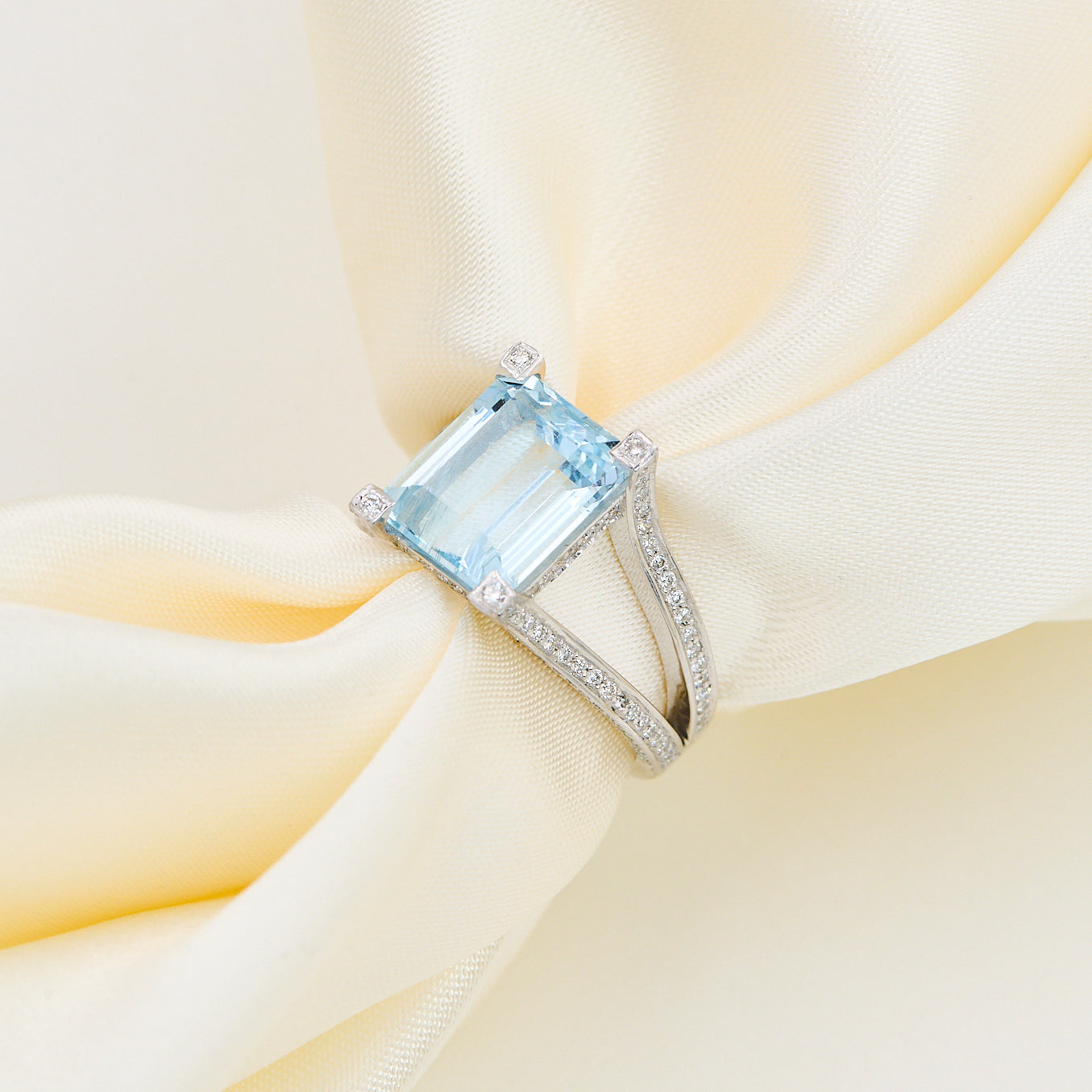 Solitairering med Emerald Cut Akvamarin i 18 kt. hvidguld 5,92 ct. Akvamarin og 0,69 ct. TW.VS diamanter