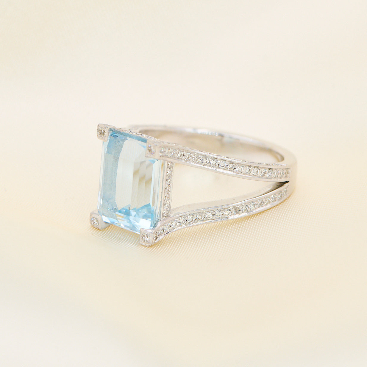 Solitairering med Emerald Cut Akvamarin i 18 kt. hvidguld 5,92 ct. Akvamarin og 0,69 ct. TW.VS diamanter