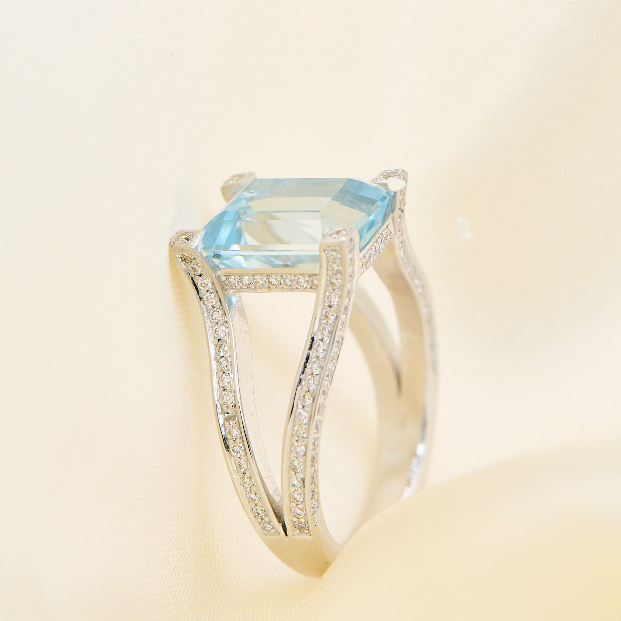 Solitairering med Emerald Cut Akvamarin i 18 kt. hvidguld 5,92 ct. Akvamarin og 0,69 ct. TW.VS diamanter